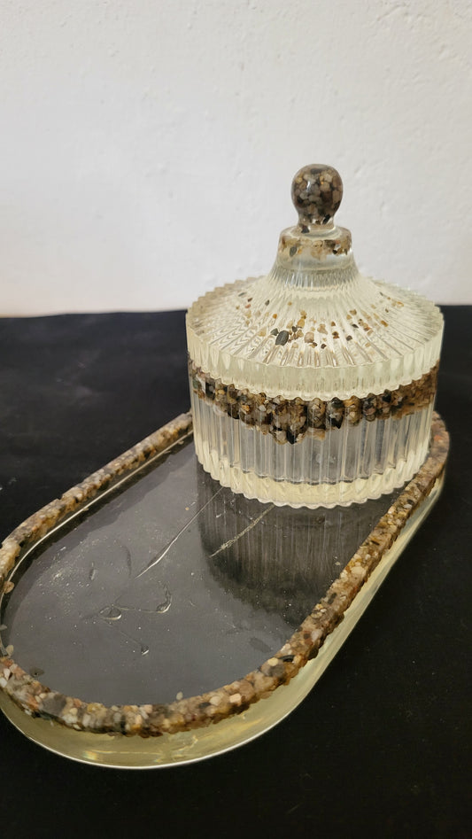 Un ensemble unique en résine époxy et véritables galets d’Argelès, composé d’un plateau et d’un joli contenant avec couvercle assorti. Une pièce artisanale naturelle et originale, vendue à prix tout doux pour ses petites imperfections visibles sous le plateau.