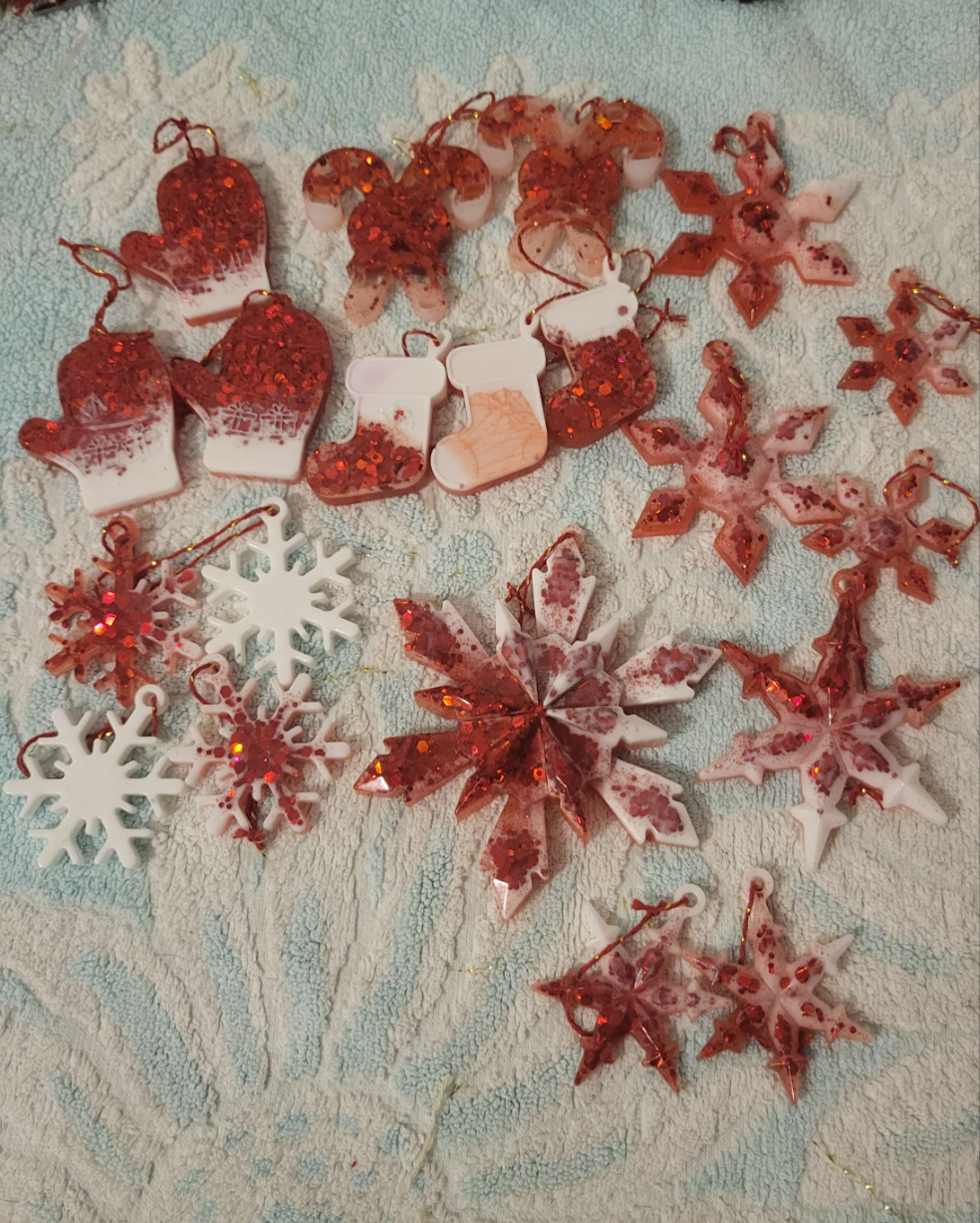 Lot de 20 décorations de Noël en résine époxy – Rouge & blanc scintillant

Apportez une ambiance chaleureuse et pétillante à vos fêtes avec ce grand lot artisanal de 20 décorations de Noël.
Chaque pièce est réalisée à la main en résine époxy avec des pigments rouge et blanc, rehaussée de paillettes brillantes pour illuminer votre sapin ✨.

🌟 Le lot comprend 20 pièces variées 
